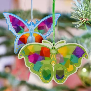 Vue détaillée d'ornements de papillons en papier colorés avec des panneaux translucides.