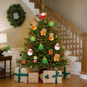Vista detallada de adornos navideños de papel recortado en un árbol de Navidad iluminado