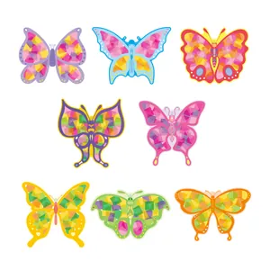Vue détaillée de 8 créations en papier de papillons DIY colorés pour fêtes d'enfants.