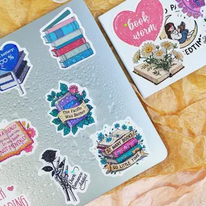 Primer plano de pegatinas holográficas de libros impermeables con purpurina en laptop