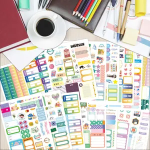 Variedad de pegatinas coloridas para planificador y álbum de recortes en mesa