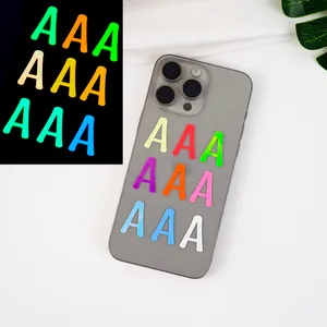 Glow in the dark kleurrijke letter A stickers met nachtlichteffect vergelijking op telefoon