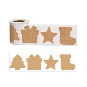 Rotolo di adesivi natalizi in carta kraft con varie forme di albero e stella