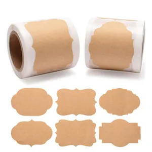 Dettaglio di etichette adesive in carta kraft vergine in varie forme decorative