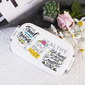 Gedetailleerde weergave van Engelse motivatiestickers op een witte lunchbox met bloemen