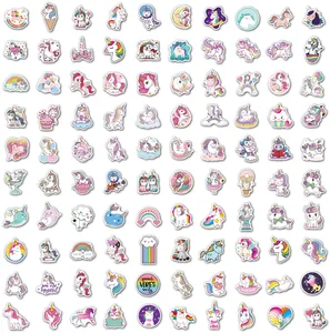 Detaillierte Ansicht von 100 bunten Einhorn-Aufklebern mit verschiedenen niedlichen Designs
