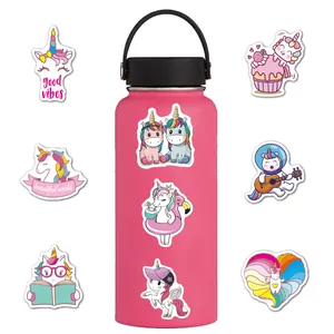 Süße Einhorn-Aufkleber Set, präsentiert auf einer rosa Trinkflasche