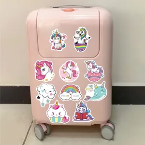 Sammlung niedlicher Einhorn-Aufkleber und Regenbogen-Sticker auf einem rosa Koffer