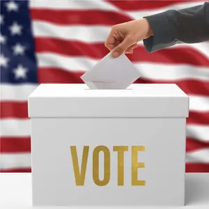 Gros plan de stickers de lettres en feuille d'or de 2,5 pouces épelant VOTE sur boîte