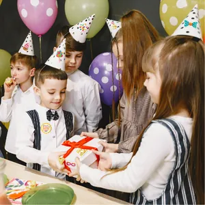 Vue détaillée de jolis autocollants de Joyeux Anniversaire sur chapeaux et cadeaux