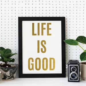 Vue détaillée des autocollants dorés de 2,5 pouces formant 'LIFE IS GOOD' sur tableau blanc