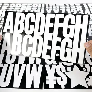 Nahaufnahme von 2,5-Zoll-Buchstabenaufklebern in Weiß mit selbstklebender Rückseite