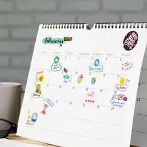 Vue détaillée d'autocollants de planificateur colorés sur une page de calendrier de février.
