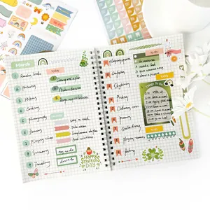 Vista detallada de pegatinas boho para planificadores en un cuaderno de rejilla