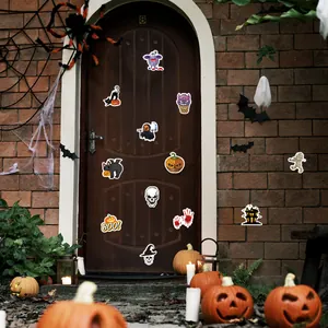 Pegatinas de dibujos animados de Halloween en una puerta en un entorno festivo