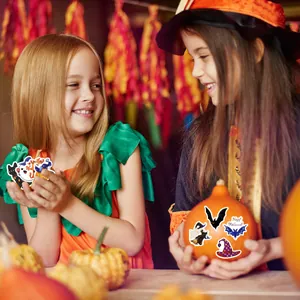 Pegatinas de Halloween para portátiles y maletas en un ambiente de fiesta festiva.