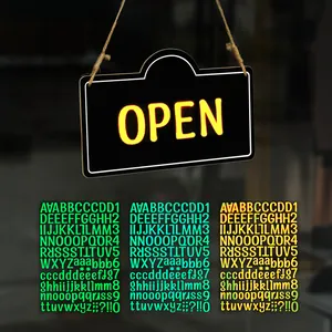 Detailopname van lichtgevende alfabetstickers met een felle groene en gele lichtopbrengst