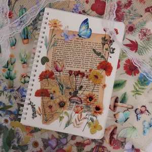 Vue détaillée d'autocollants floraux PET vintage sur un carnet de scrapbooking