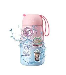 Primer plano de pegatinas láser de lectura sobre una botella con degradado rosa y azul y agua