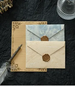 Vintage Briefpapier Set mit Umschlägen in Marmoroptik und Federkiel auf schwarzem Grund
