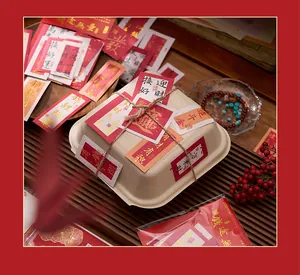 Close-up van traditionele Chinese goudfolie stickers op een milieuvriendelijke doos