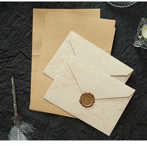 Vintage Briefpapier Set mit eleganten strukturierten Umschlägen und Kraftpapier.
