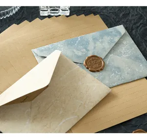 Nahaufnahme von Vintage-Umschlägen mit Siegelwachs-Aufkleber und Kraft-Briefpapier