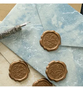 Detail von goldenen Siegelaufklebern mit For You-Prägung auf blauem strukturiertem Umschlag