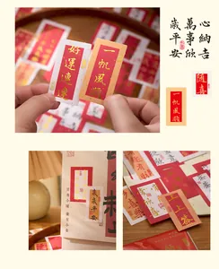 Gedetailleerde close-up van goudgestempelde stickers met traditionele kalligrafie