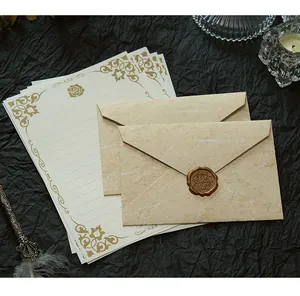 Detailansicht von luxuriösem Vintage-Briefpapier und Marmorumschlag mit Wachssiegel