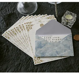 Detail eines Vintage-Briefpapier-Sets mit goldfarbenem Reliefpapier und Marmorumschlag