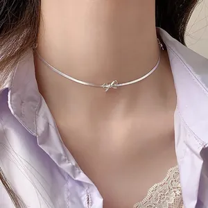 Nahaufnahme eines Chokers aus 925er Sterlingsilber mit Schleife am Hals eines Modells.