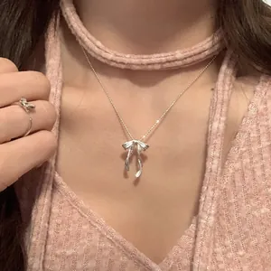 Elegantes Detail einer minimalistischen Schleifenkette aus 925er Sterlingsilber.