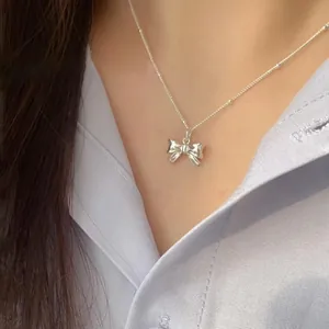 Elegante Halskette aus 925er Sterlingsilber mit Schleifenanhänger im minimalistischen Stil