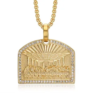 Gros plan du collier pendentif La Cène plaqué or serti de diamants étincelants de luxe