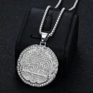 Detalle del colgante de La Última Cena plateado con borde de strass y cadena de caja.