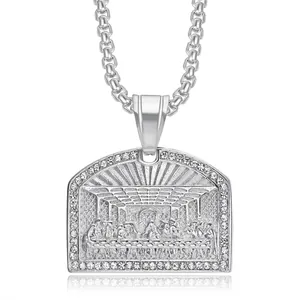 Détail macro du pendentif de La Cène en acier argenté avec bordure de strass scintillants