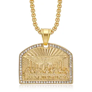 Vue détaillée du pendentif La Cène plaqué or avec bordure en pierres brillantes.