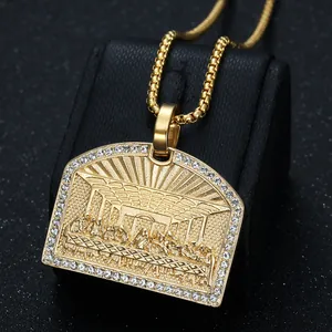 Gros plan du collier pendentif La Cène plaqué or avec bordure en strass étincelants.