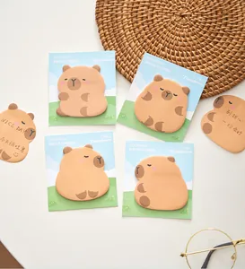 Dettaglio di simpatici post-it a forma di capibara per l'ufficio e il journaling
