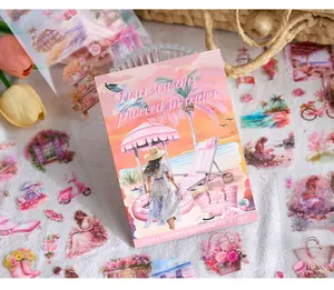 Primer plano de un libro de pegatinas para scrapbooking con pegatinas PET