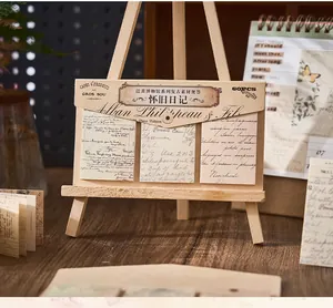 Vintage Museum Serie Scrapbooking Haftnotizen Set auf einer kleinen Holzstaffelei.