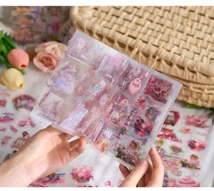 Primer plano de pegatinas de PET rosa transparente con ilustraciones románticas de chicas.