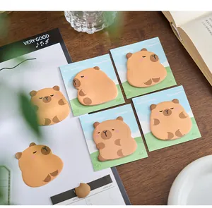 Simpatici post-it a forma di Capibara su una scrivania per il journaling e ufficio