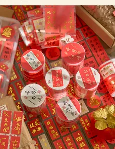 Détail du ruban washi doré avec caractères de bénédiction chinois traditionnels