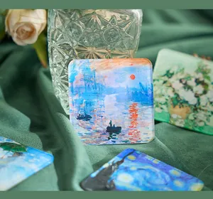 Detailopname van vierkante acryl koelkastmagneet met een Monet impressionistisch olieverfschilderij.