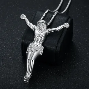 Detailansicht der Jesus Christus Halskette aus silbernem Edelstahl mit edlen Strass