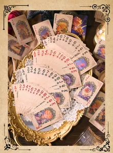 Détail macro de cartes à jouer rétro avec illustrations de filles fantastiques sur plateau doré