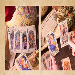 Vue détaillée de cartes à jouer vintage avec des illustrations de personnages artistiques.