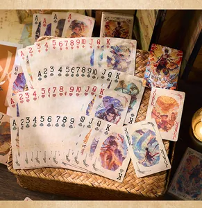 Gros plan de cartes de poker vintage à personnages fantastiques dans un panier en osier